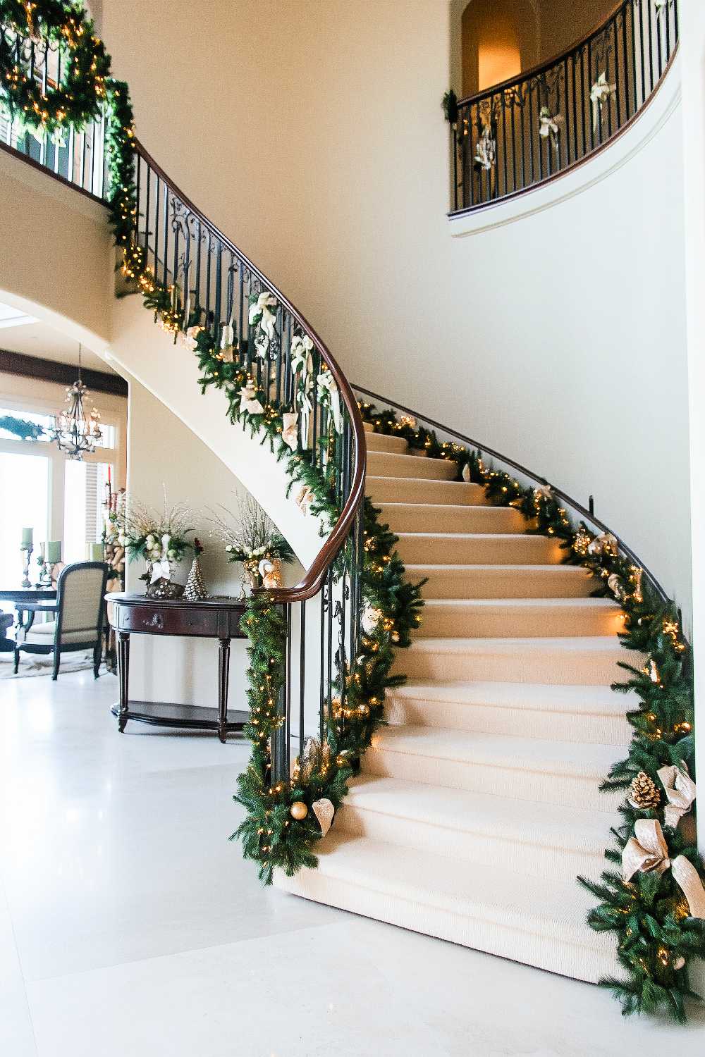 25+ Christmas Staircase Decor Designs That'll Have Santa Sliding Down ...