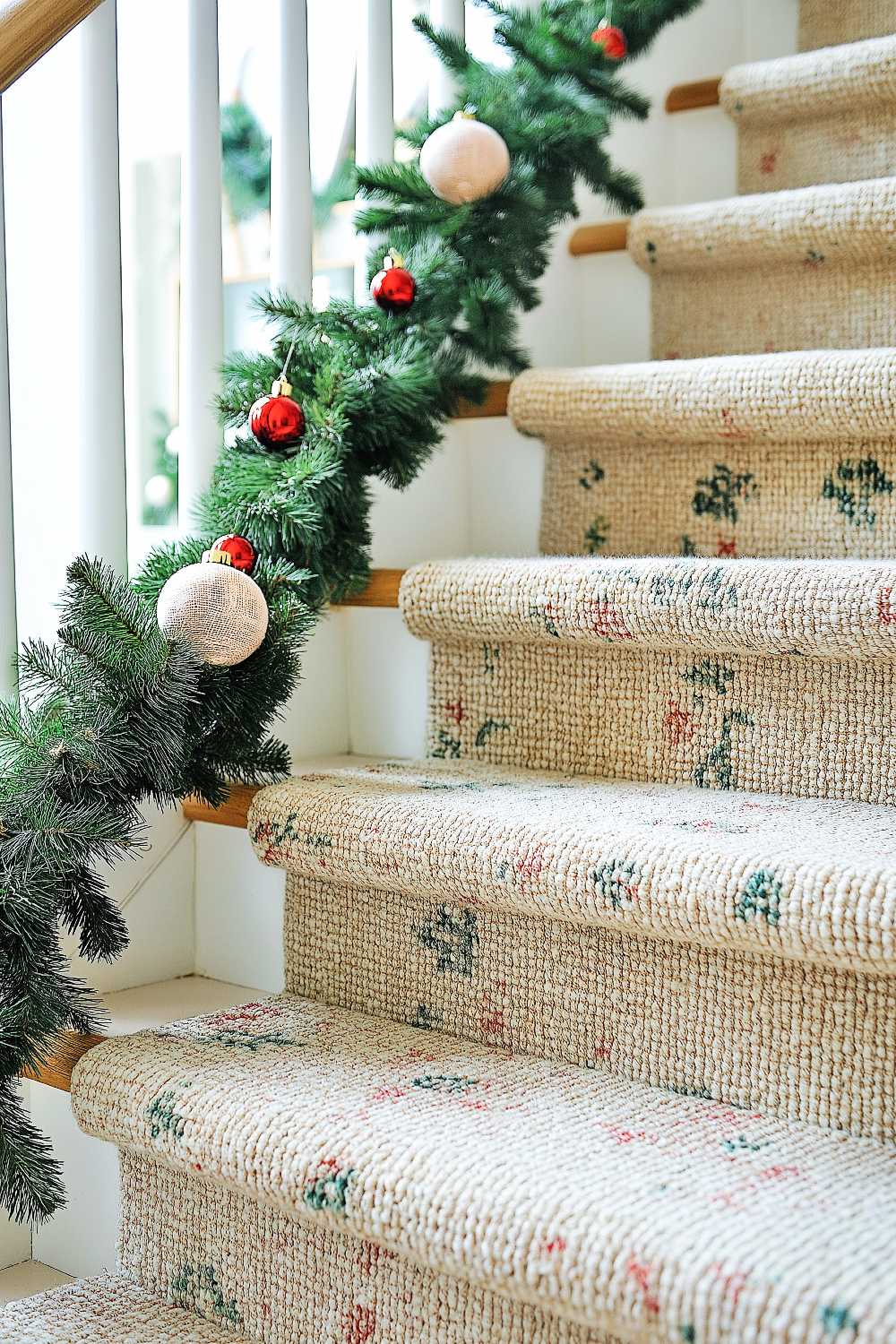 25+ Christmas Staircase Decor Designs That'll Have Santa Sliding Down ...